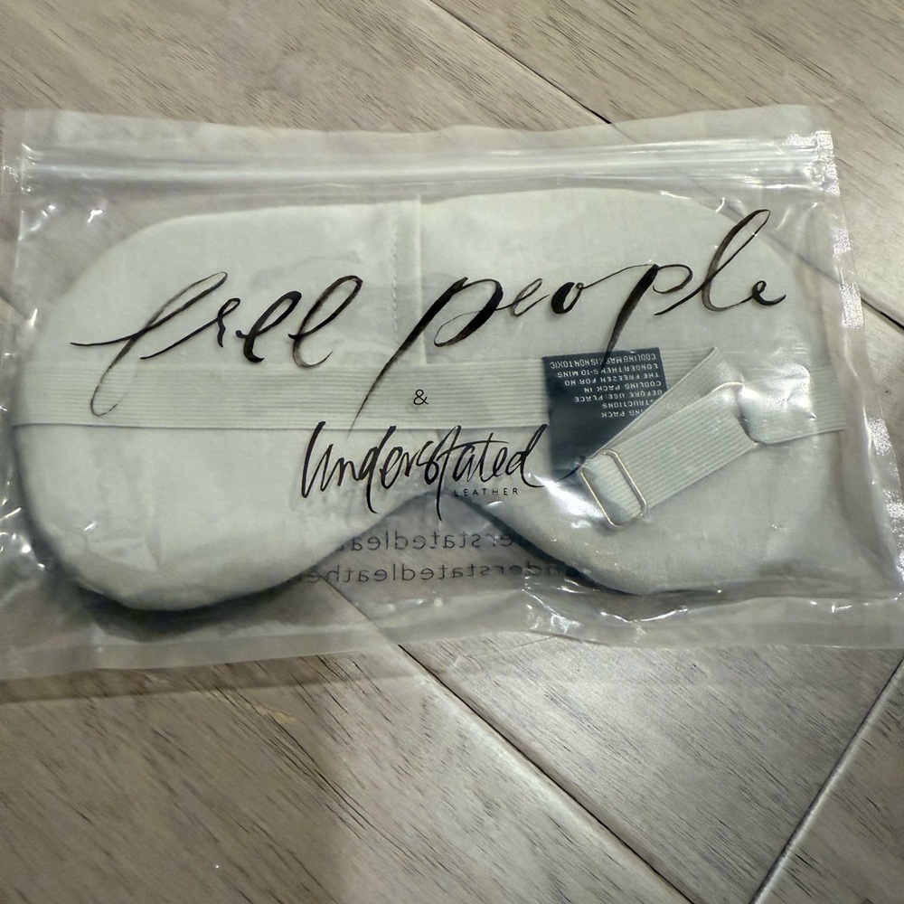 Free People x Understated Vegan Leather
(NWT) Starry Eyed Travel Eye Mask